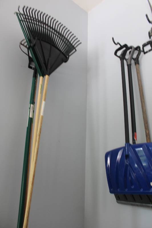lot 116 image: Shovel, Rakes