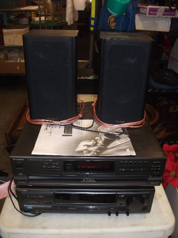 lot 3 image: Technics 5 Disc Changer And Stereo Receiver With Pair Insignia Speakers