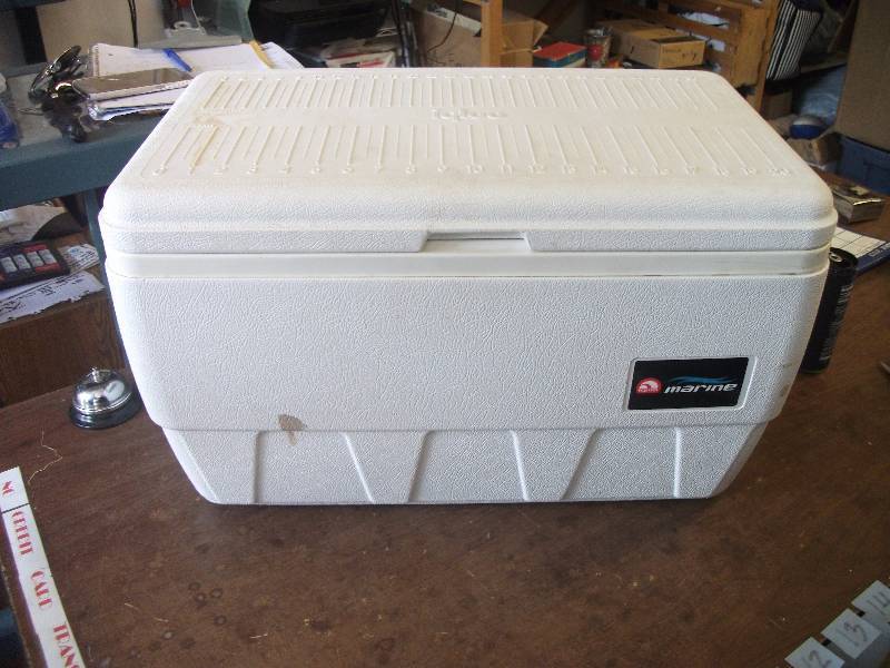 lot 9 image: Igloo Marine Cooler 24x14x14
