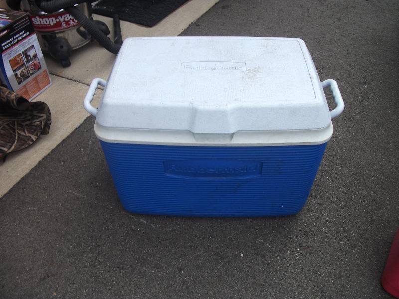lot 10 image: Rubbermaid Cooler