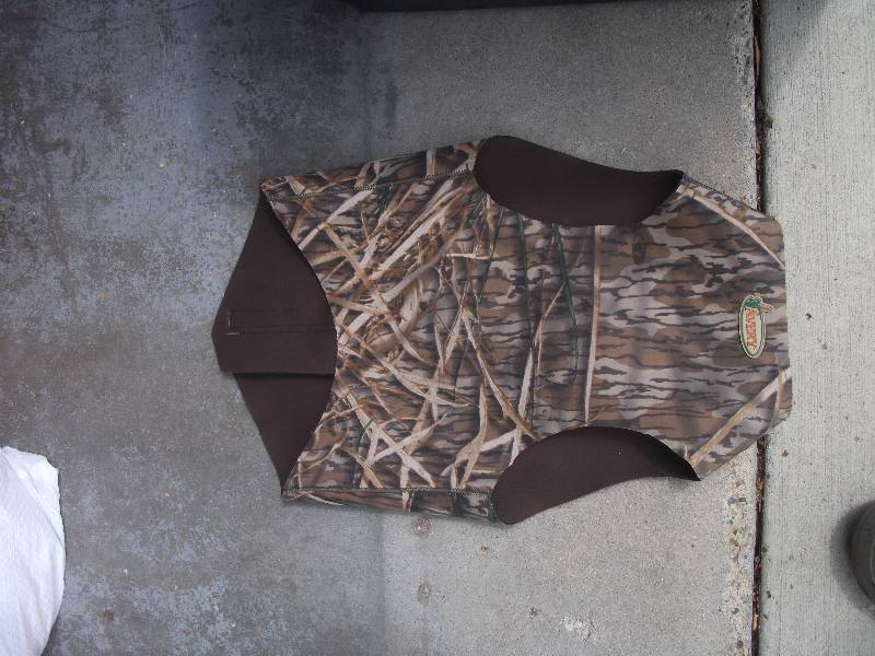 lot 19 image: Avery Neoprene Dog Hunting Vest Size XXXL