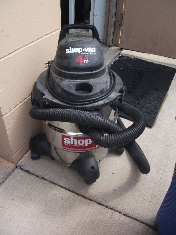 lot 20 image: 4.5 HP 5 Gallon Shop Vacuum (Wet Or Dry)