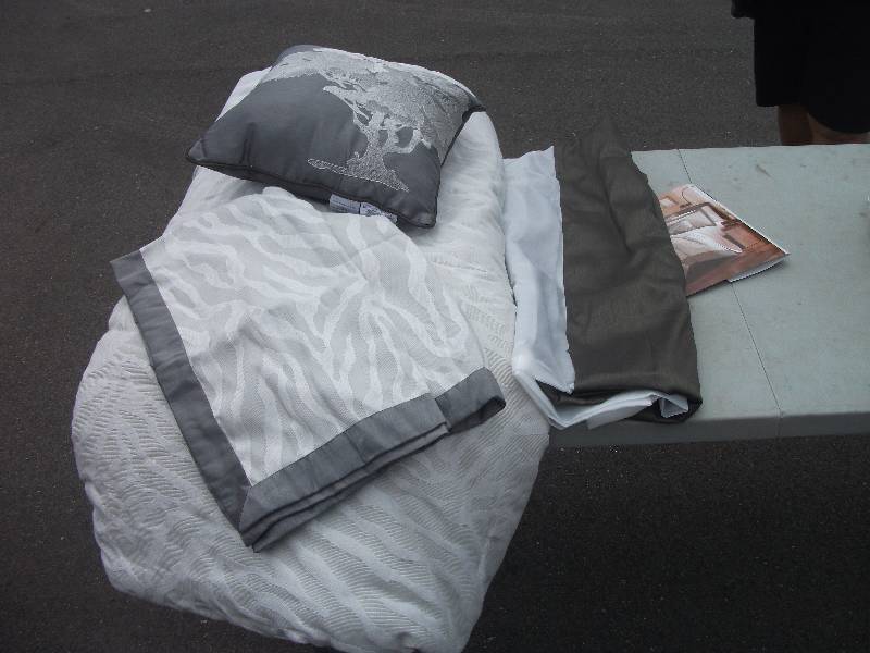 lot 26 image: 5-Piece King Size Bedding Set