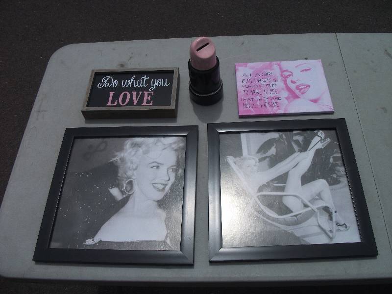 lot 37 image: Marilyn Monroe Pictures & Coordinating Decor