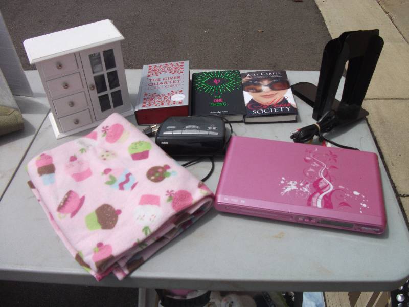 lot 44 image: Girls Room Accessories