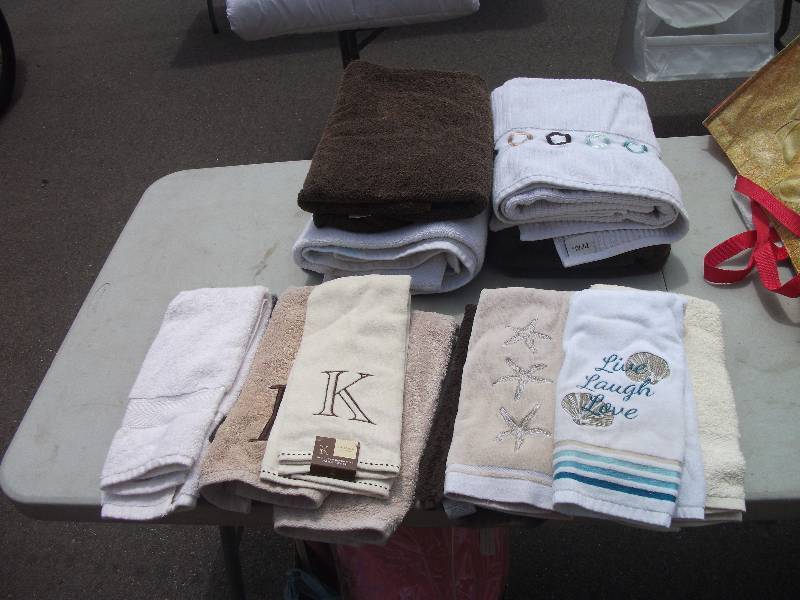 lot 46 image: Lot Of Bath Towels & Hand Towels