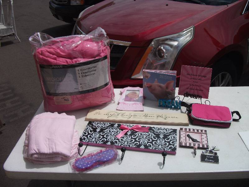 lot 50 image: Twin Comforter & Jersey Sheet Set, Girls Decor & Accessories