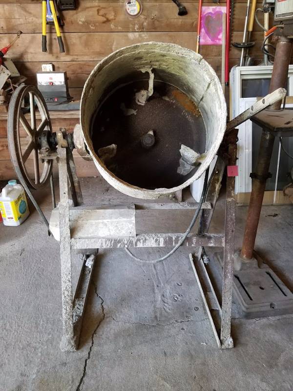 lot 102 image: Electric Cement Mixer