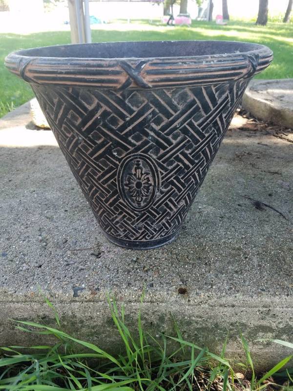 lot 46 image: Ceramic Flower Pots