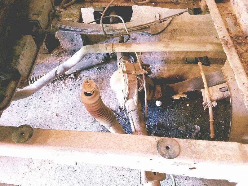 lot 105 image: 1998 Ford F-150 Extended Cab Frame For parts