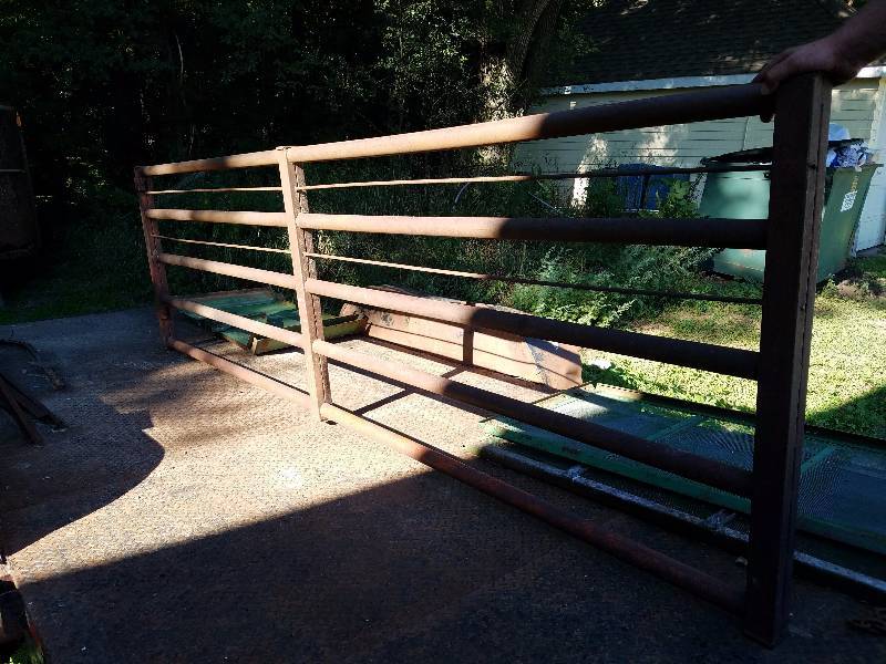 lot 161 image: Cattle Gate...16ft.x5ft.high (4 in all)