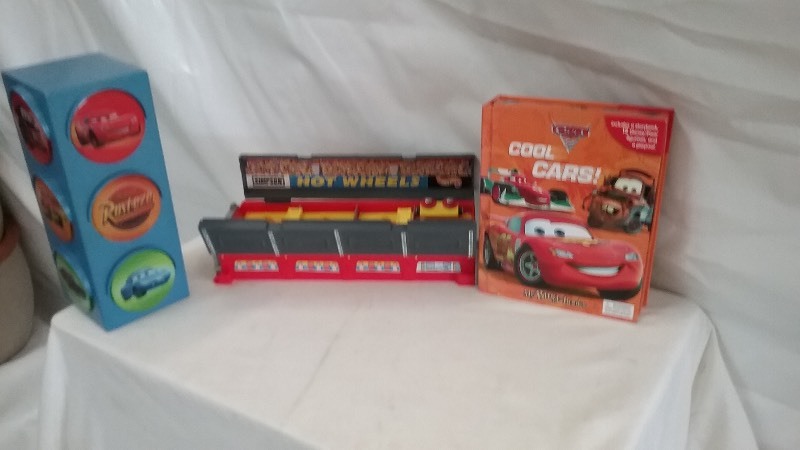 Disney Pixar Cars Lot  Hot Wheels Case  Big Tow Mater Truck