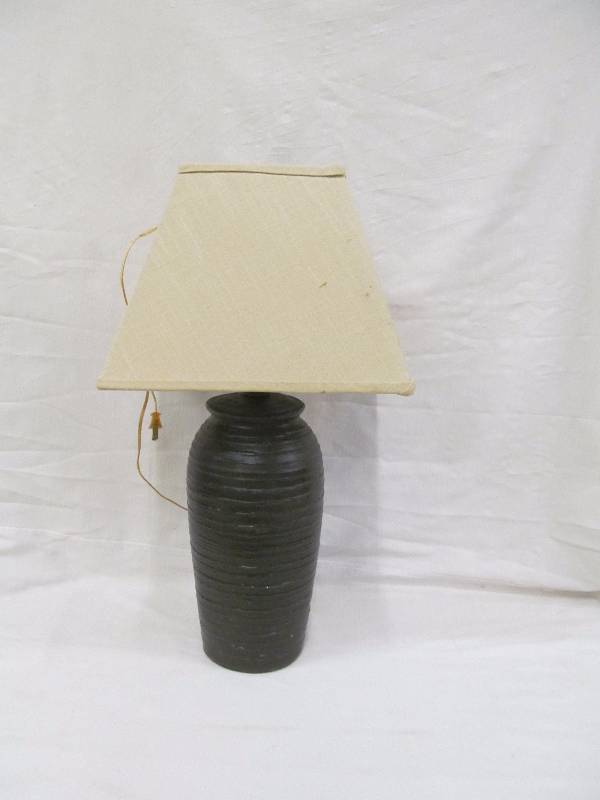 lot 11 image: table lamp