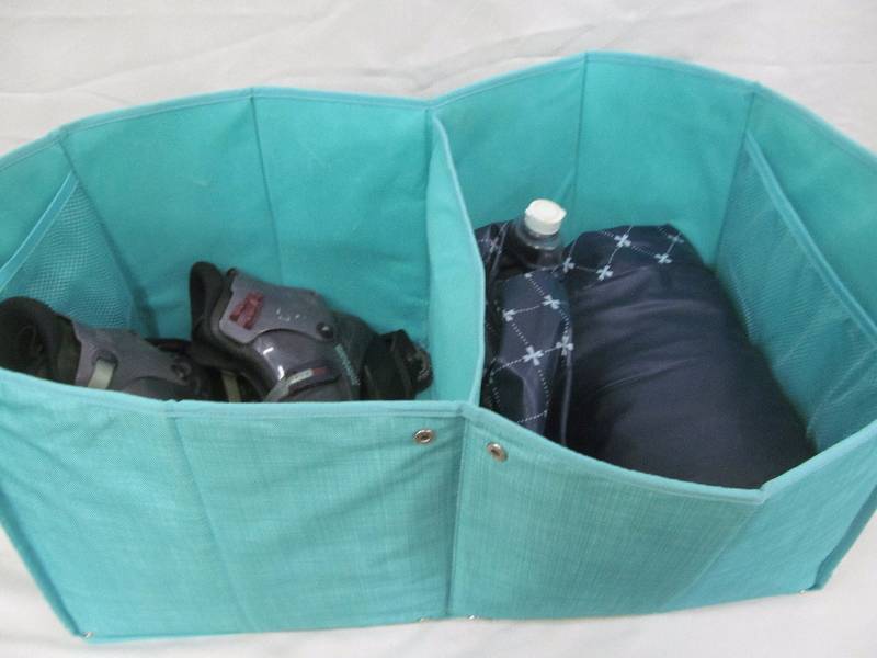 lot 16 image: roller blades ,bag, air mattress