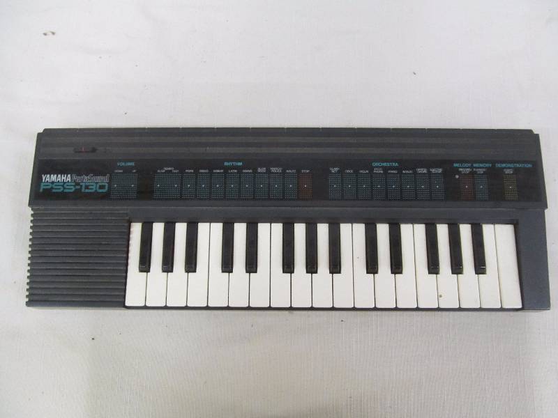 lot 26 image: Yamaha keyboard