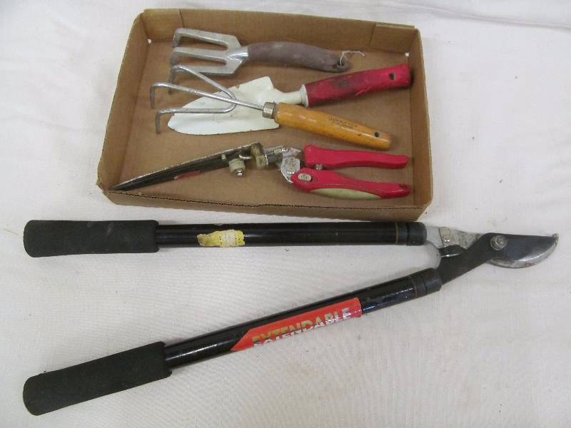 lot 33 image: hand garden tools