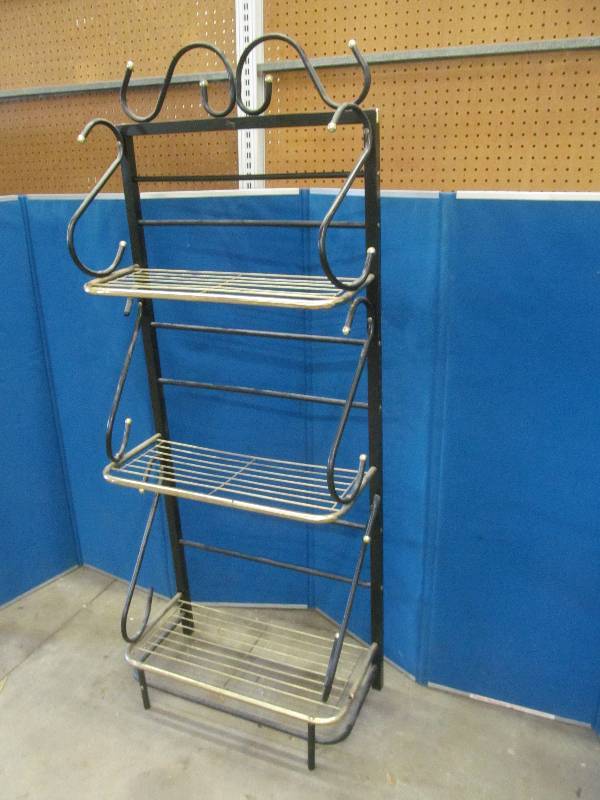 lot 59 image: bakers rack