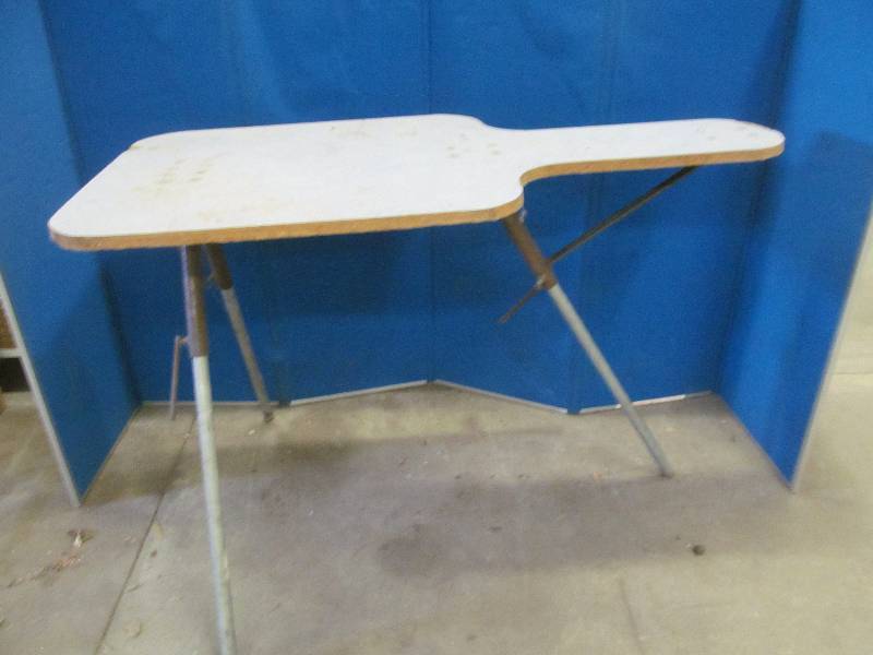 lot 61 image: table