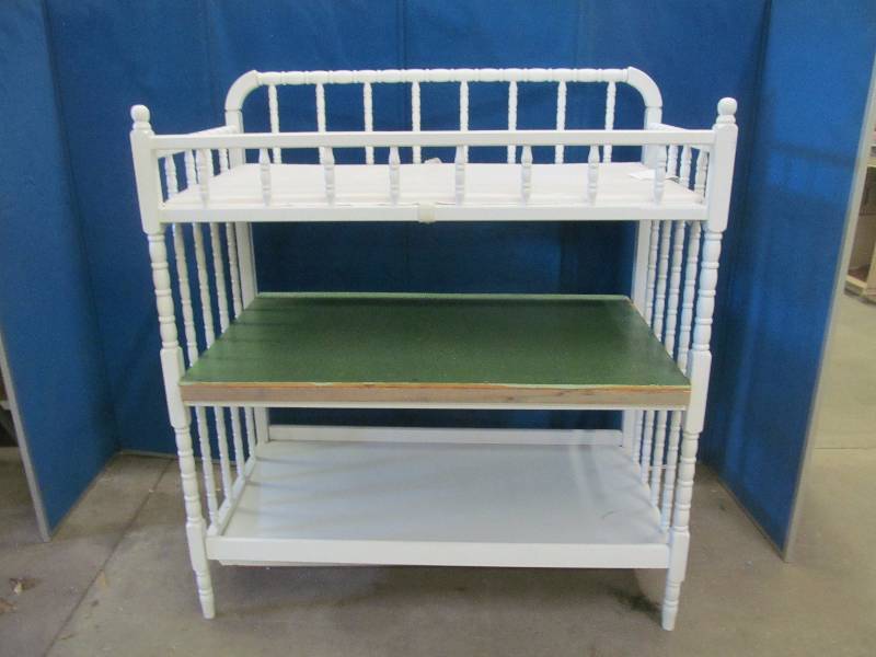 lot 65 image: changing table