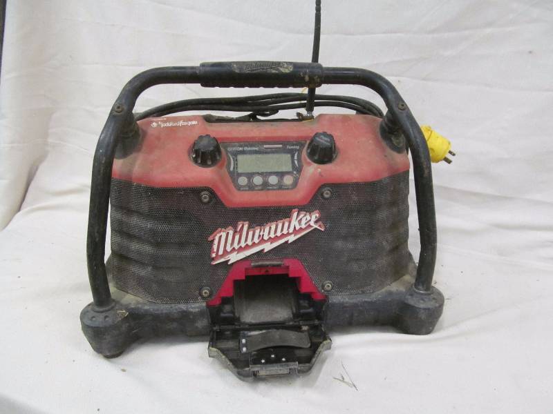 lot 71 image: Milwaukee job site radio
