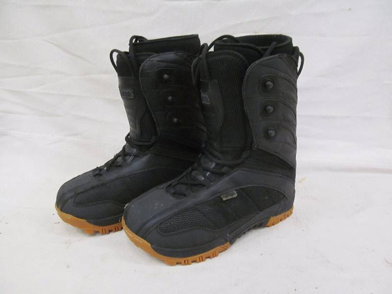 lot 132 image: boots