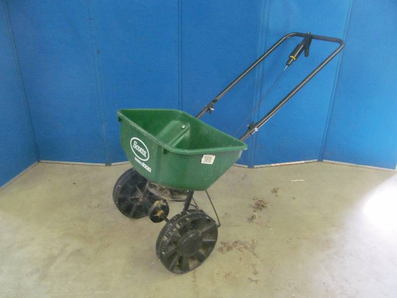 lot 173 image: spreader