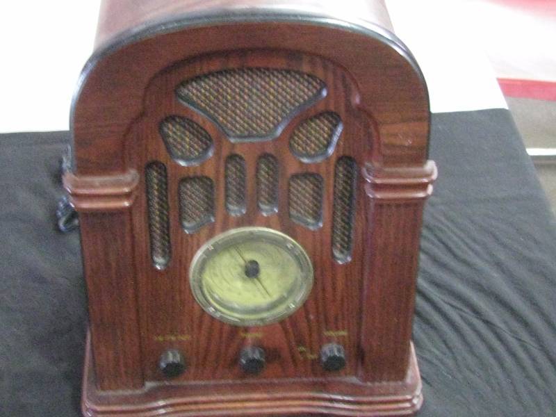 lot 39 image: Vintage Looking Radio