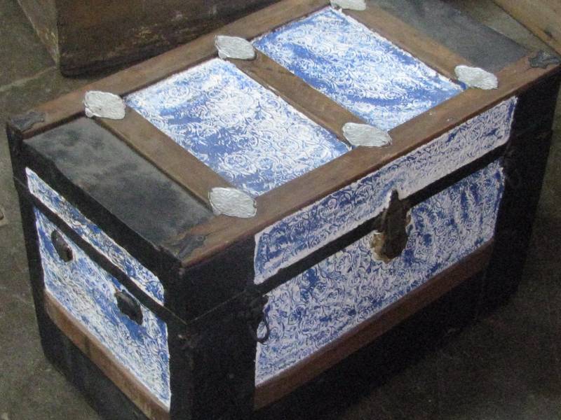 lot 42 image: Vintage Steamer Trunk