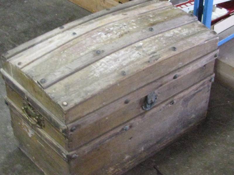 lot 43 image: Vintage Wood Steamer Trunk