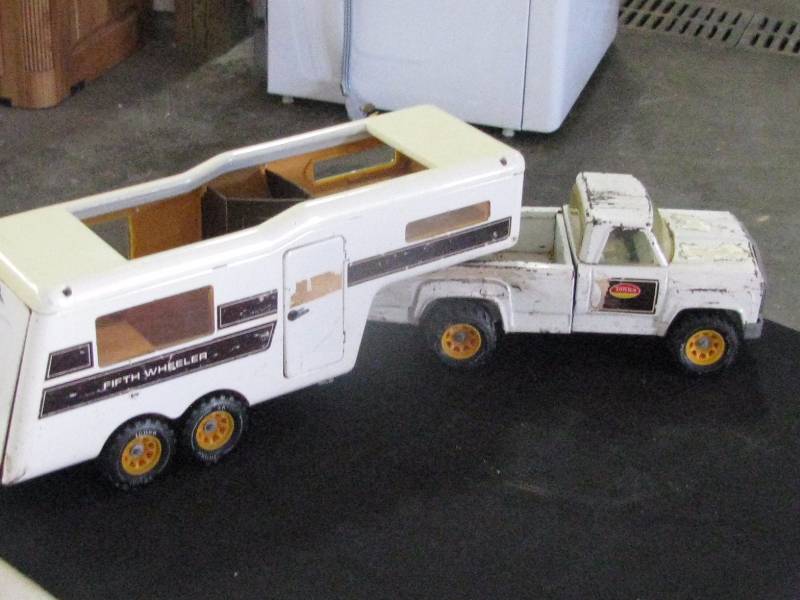 lot 61 image: Tonka 5th Wheel Camper