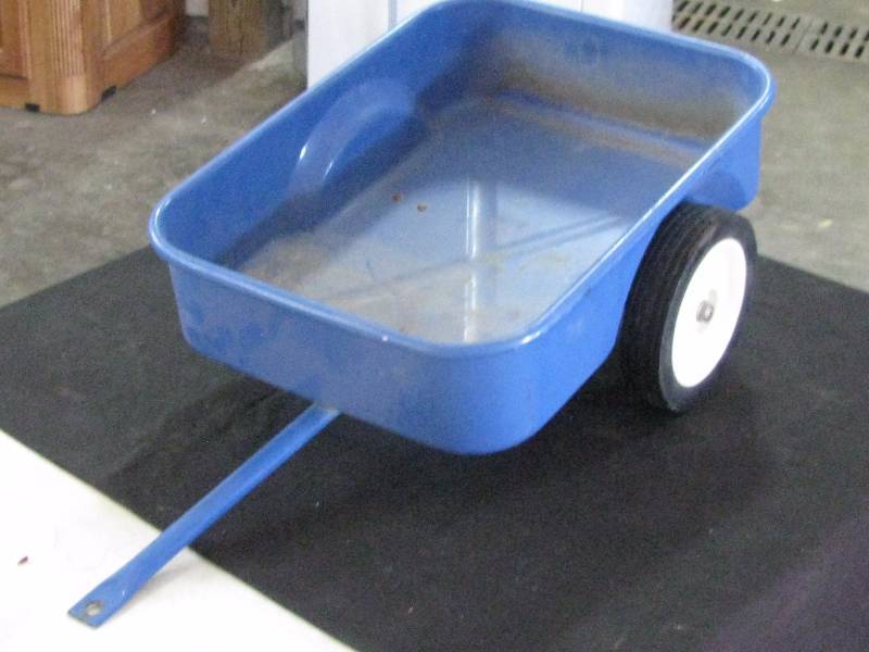 lot 64 image: Pull Behind Wagon