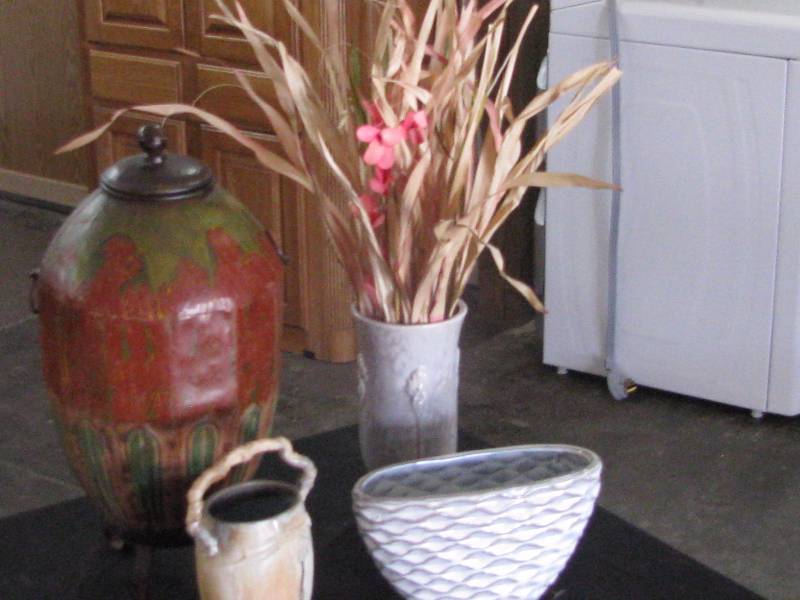 lot 80 image: Pottery & Tinware