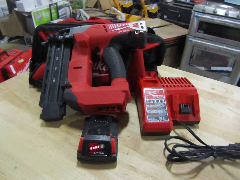 lot 25 image: Milwaukee M18 FUEL 18-Volt 18-Gauge Brad Nailer Bare Tool