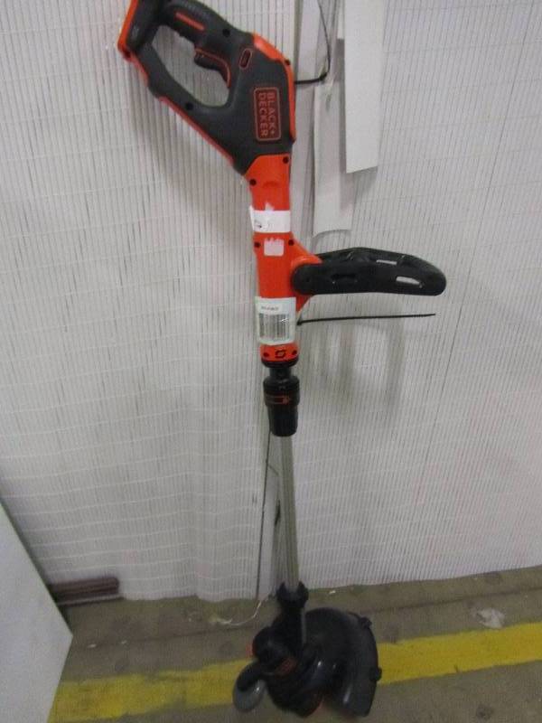 lot 45 image: BLACKDECKER20-Volt Max Lithium-Ion 2-Speed String Trimmer