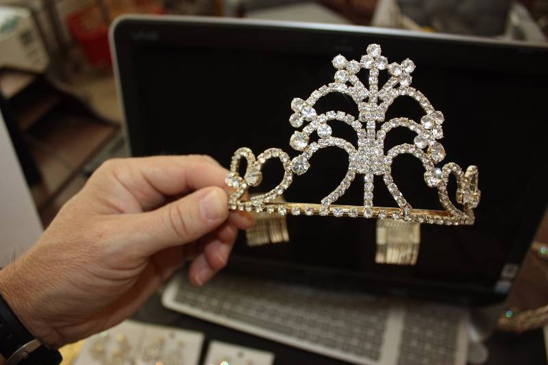 lot 135 image: 31 Rhinestone Costume Jewelry Tierras  NEW