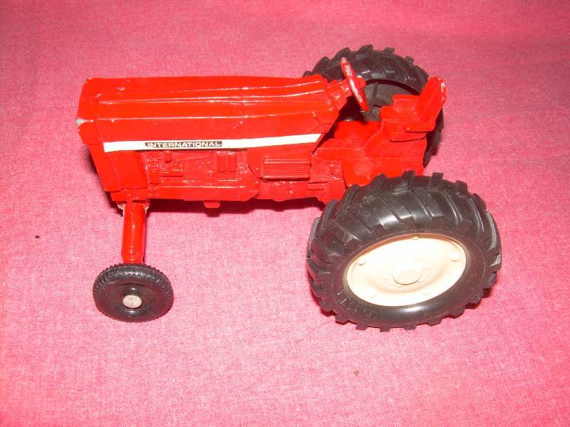 COLLECTIBLE INTERNATIONAL TRACTOR
