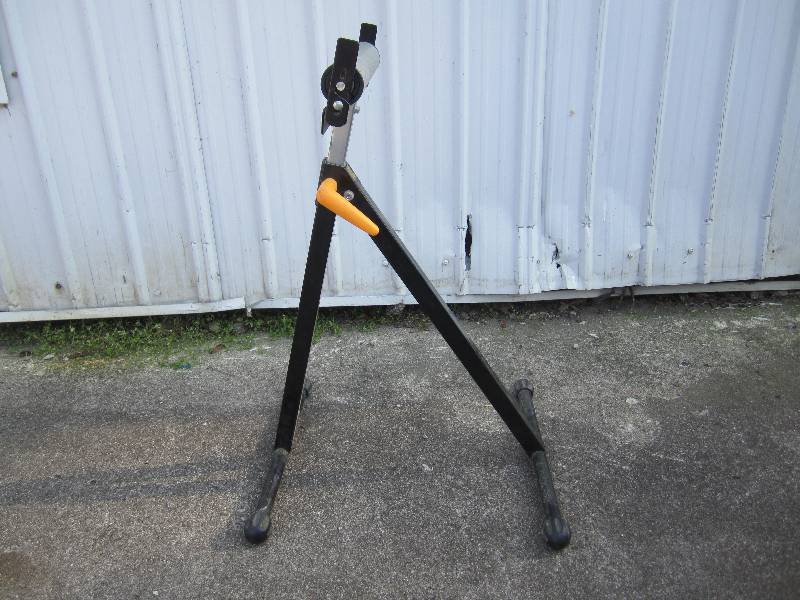 lot 272 image: Adjustable Roller Stand 27.25 - 44...