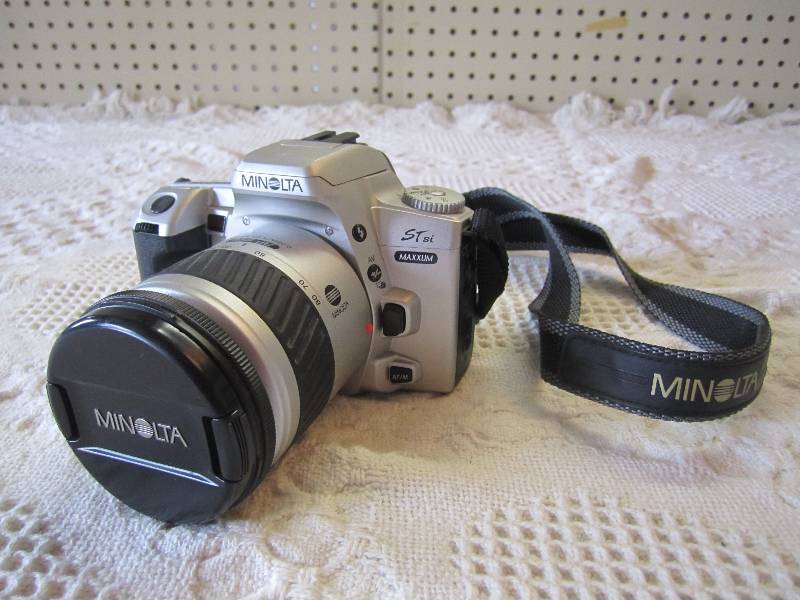 lot 6 image: Minolta STsi Maxxum 35mm Camera wit...