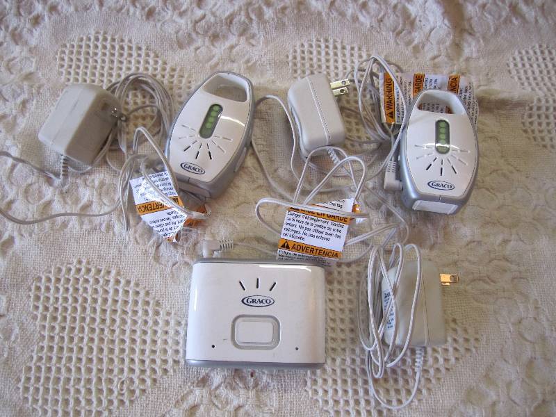 lot 7 image: Graco Baby Monitor Set Powers on....