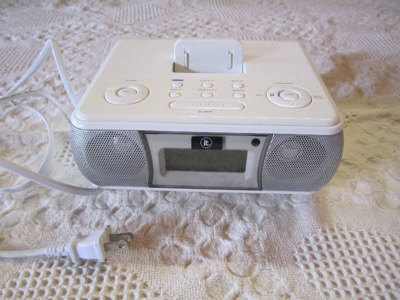 lot 17 image: it. Clock Radio with iPod Docking S...