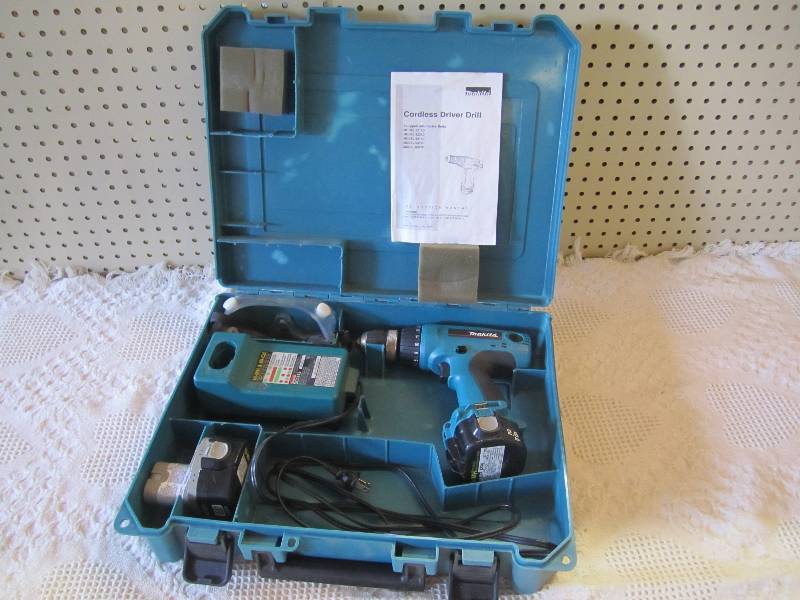 lot 19 image: Makita 12 Volt Cordless Driver Dril...