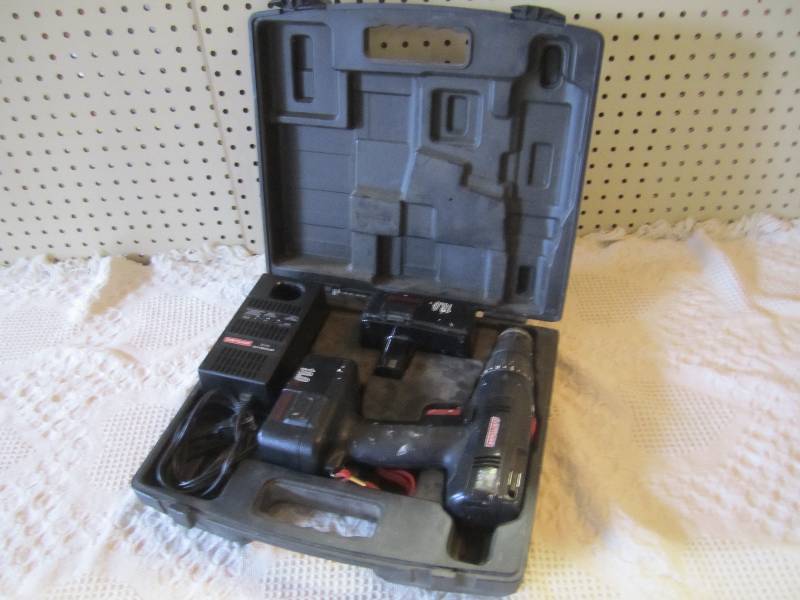 lot 20 image: Craftsman 18 Volt Cordless Drill wi...