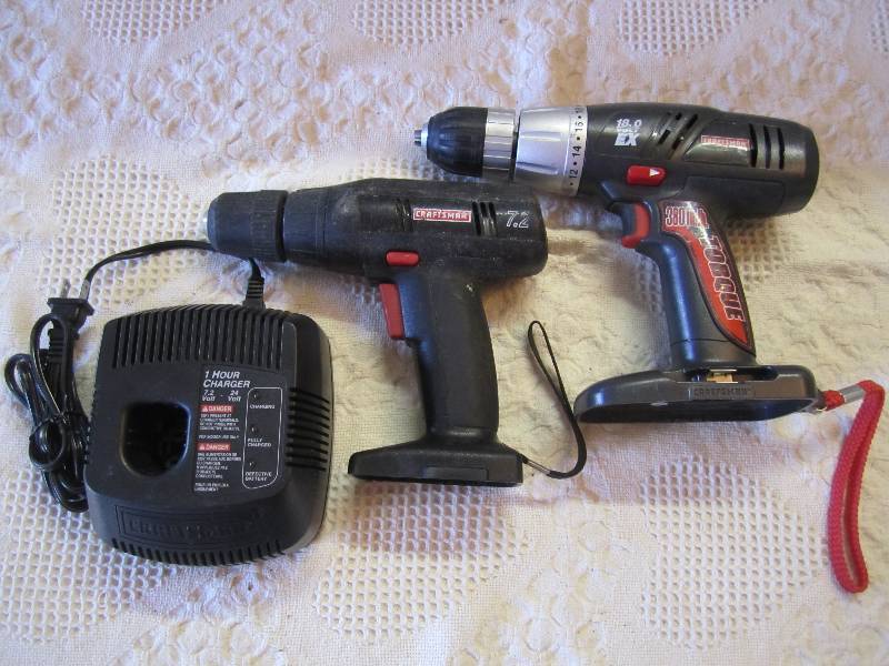 lot 25 image: 2 Craftsman cordless drills and a b...