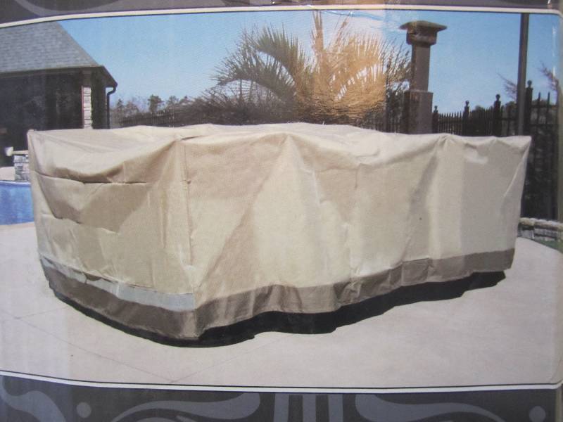 lot 32 image: Patio Table and Chairs Cover (Chat ...
