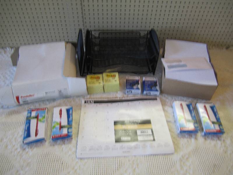 lot 52 image: Lot of misc office supplies. ...