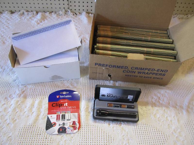 lot 63 image: Lot of misc. Mini MagLite in case w...