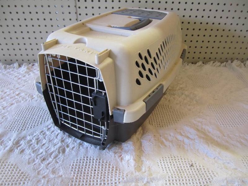 lot 77 image: Small Pet Taxi Approx. 18 x 11 x 10...