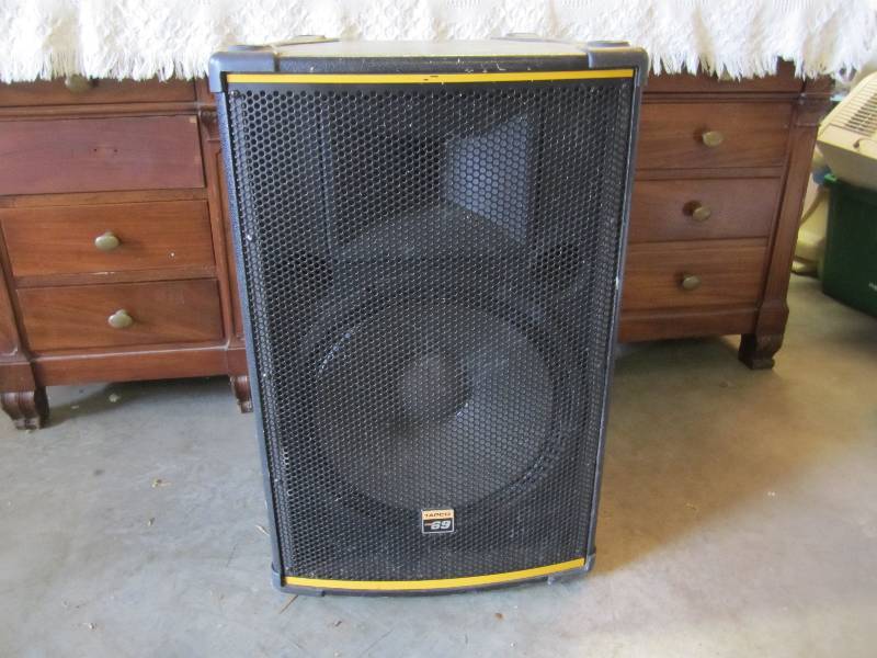 lot 85 image: Tapco 69 Series 6915 300 watt Cabin...