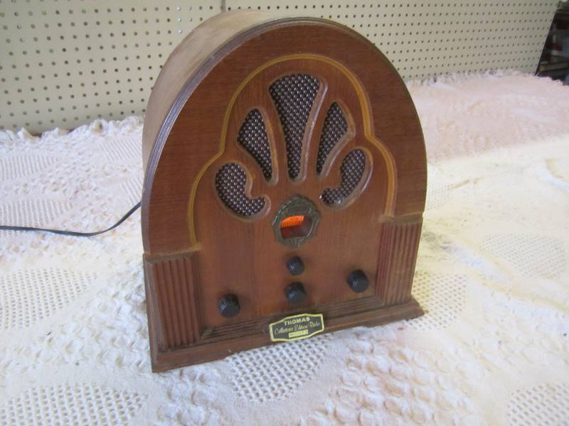 lot 104 image: Vintage Looking Radio Tested and wo...