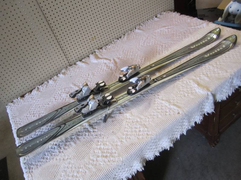 lot 105 image: Pair of snow skis. See photos for m...